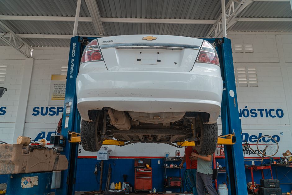 Automobil na zdviháku v autoservise Autoservis Plus